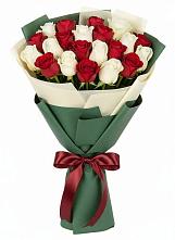 Букет Микс из красных и белых роз в Старомышастовской