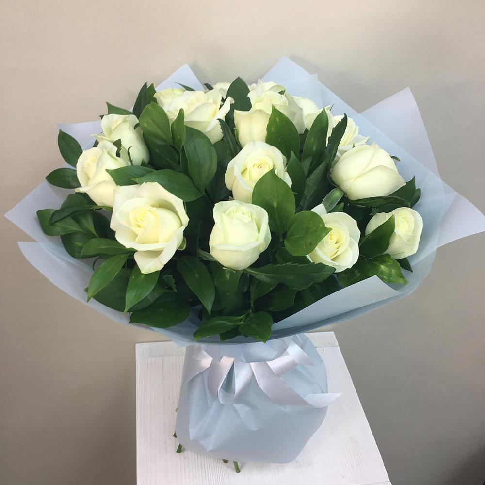 Букет 15 Белых роз Проуд в Старомышастовской