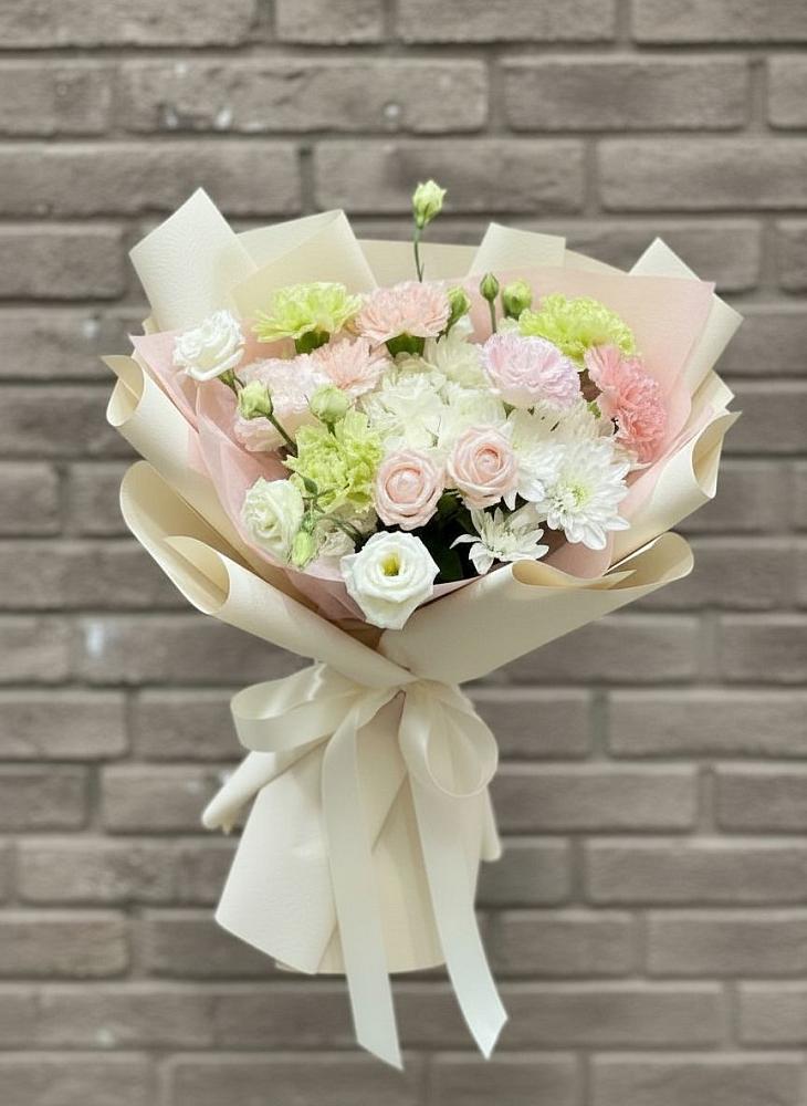 Букет цветов из: Гвоздики, Розы, Лизиантусы и Хризантемы в Старомышастовской