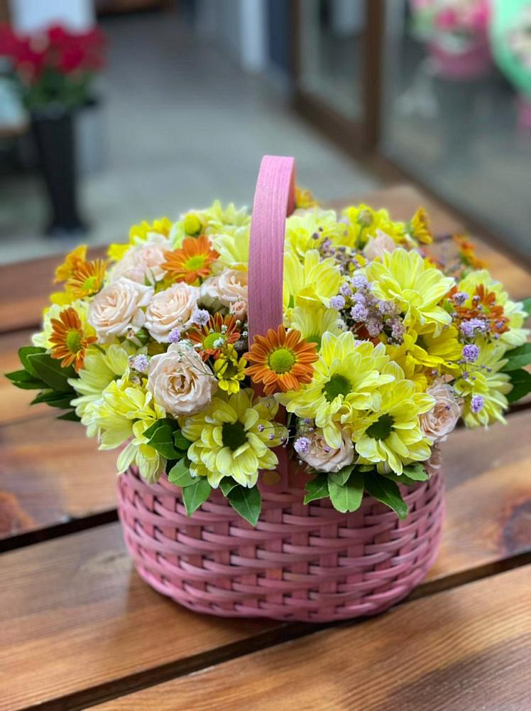 Цветочная композиция из Хризантемы и Розы в корзине в Старомышастовской